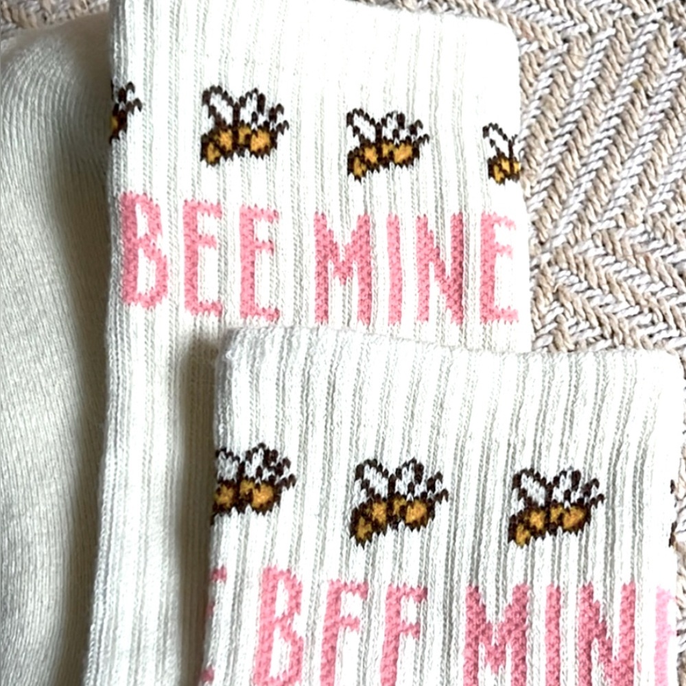 Disney Bee Mine Ivory Socks NWOT Size 8/10 - Picture 2 of 5